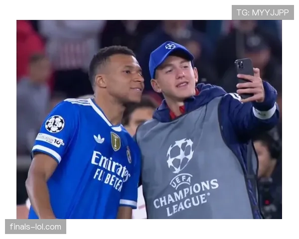 皇马4-3客胜奥林匹亚科斯,姆巴佩戴帽后致敬主场球迷