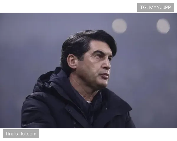 场边趣闻：里尔主帅丰塞卡因投诉过激，被主裁判“请”回教练席